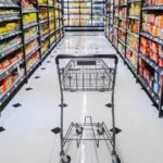 Οι ελεγκτές εστιάζουν πλέον σε διασταυρώσεις στοιχείων που δείχνουν ότι υπάλληλοι εμφανίζονται να εργάζονται με μειωμένο ωράριο, ενώ η ψηφιακή τους κάρτα ή η φυσική τους παρουσία στο κατάστημα αποδεικνύει πλήρη απασχόληση ή απλήρωτες υπερωρίες.