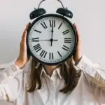 Στην πράξη, πολλοί εργοδότες εκμεταλλεύονται το κενό ανάμεσα στις δύο βάρδιες του σπαστού ωραρίου για να εμφανίζουν τον εργαζόμενο ως αποσυνδεδεμένο, ενώ εκείνος παραμένει stand-by στην επιχείρηση.