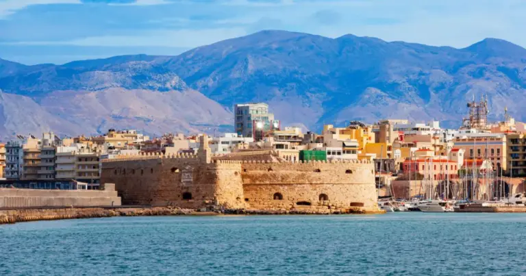 Οι εντατικοί έλεγχοι των κλιμακίων της Επιθεώρησης Εργασίας στους δημοφιλείς τουριστικούς προορισμούς του νησιού δείχνουν ότι η μη ευθυγράμμιση της πραγματικής απασχόλησης με το ηλεκτρονικό ωράριο αποτελεί την κύρια αιτία επιβολής κυρώσεων.