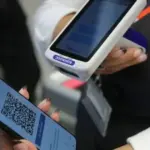 Έως και 10.500 ευρώ ανά εργαζόμενο φτάνουν τα διοικητικά πρόστιμα για τις επιχειρήσεις που υποχρεώνουν ή ενθαρρύνουν το προσωπικό τους να χτυπάει την Ψηφιακή Κάρτα Εργασίας αφού έχει ήδη πιάσει δουλειά ή πριν από την πραγματική έναρξη της βάρδιας.