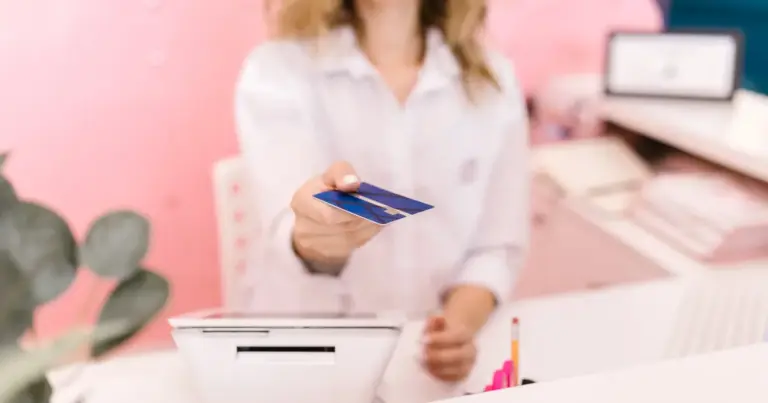 Η πλήρης εφαρμογή της Ψηφιακής Κάρτας Εργασίας στο λιανεμπόριο καταγράφει σε πραγματικό χρόνο τις ώρες απασχόλησης τις Κυριακές, διασφαλίζοντας την αυτόματη καταβολή των νόμιμων προσαυξήσεων και τη χορήγηση της υποχρεωτικής αναπληρωματικής ανάπαυσης.
