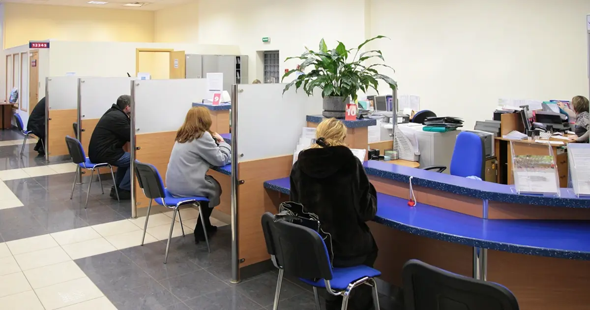 Το ψηφιακό αυτό «δίχτυ ασφαλείας» στερεί από τις επιχειρήσεις τη δυνατότητα να επιβάλλουν τη λεγόμενη «γκρίζα» εργασία, δηλαδή την παραμονή στο γραφείο μετά τη λήξη της βάρδιας χωρίς πρόσθετη αμοιβή.