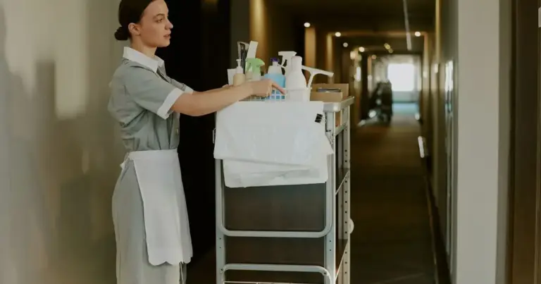 Η καθιέρωση της Ψηφιακής Κάρτας Εργασίας στα ξενοδοχεία αποτελεί το ισχυρότερο «όπλο» κατά της απλήρωτης υπερεργασίας για χιλιάδες καθαρίστριες, καθώς το live check-in καταγράφει πλέον σε πραγματικό χρόνο την πραγματική ώρα εισόδου και εξόδου τους, εκμηδενίζοντας τα περιθώρια για «αόρατες» υπερωρίες.