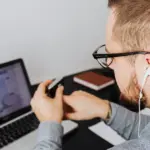 Η υποχρεωτική χρήση της Ψηφιακής Κάρτας Εργασίας εφαρμόζεται πλέον καθολικά και για τους εργαζόμενους με καθεστώς μερικής απασχόλησης που εκτελούν τα καθήκοντά τους μέσω τηλεργασίας, καθώς το σύστημα MyErgani καταγράφει σε πραγματικό χρόνο την έναρξη και τη λήξη του ψηφιακού ωραρίου τους. Η διασταύρωση των στοιχείων γίνεται αυτόματα, βάζοντας τέλος στην «γκρίζα ζώνη» των απλήρωτων υπερωριών και της αυθαίρετης επέκτασης του ωραρίου στο σπίτι.