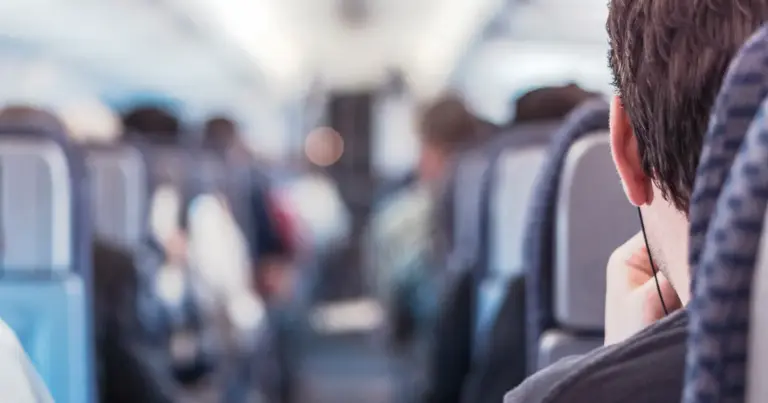 Η πρόωρη προσέλευση ενός εργαζομένου στην εργασία του λόγω των δρομολογίων των μέσων μαζικής μεταφοράς δεν γεννά αυτόματα αξίωση για υπερωριακή απασχόληση ούτε επιφέρει πρόστιμα στον εργοδότη, υπό την αυστηρή προϋπόθεση ότι ο υπάλληλος δεν παρέχει πραγματική εργασία πριν από την προγραμματισμένη έναρξη του ωραρίου του. Το αναβαθμισμένο σύστημα της Ψηφιακής Κάρτας Εργασίας, που εφαρμόζεται πλέον καθολικά το 2026, διαθέτει τις απαραίτητες ασφαλιστικές δικλείδες ώστε να ξεχωρίζει την απλή «φυσική παρουσία» στις εγκαταστάσεις μιας επιχείρησης από τον πραγματικό χρόνο απασχόλησης.