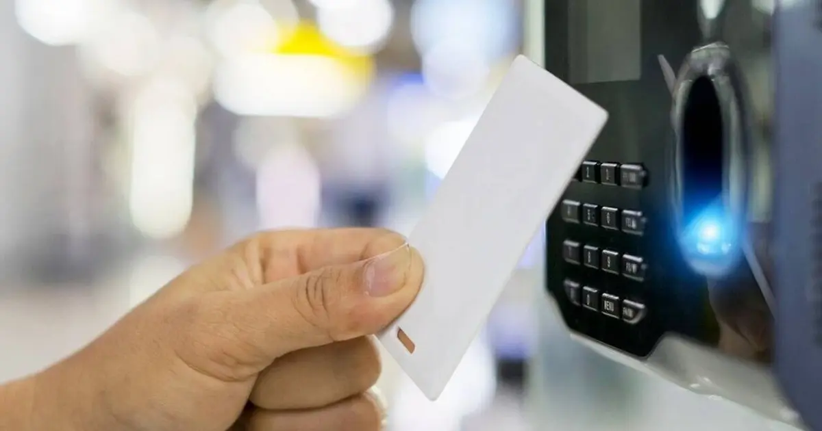 Η πρακτική του να «σπάει» το ωράριο ενός υπαλλήλου σε δύο διαφορετικά μαγαζιά του ίδιου ομίλου, χωρίς να καταγράφονται οι υπερωρίες ή ο χρόνος μετακίνησης, ελέγχεται πλέον αυτόματα.