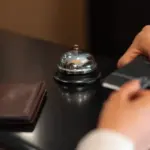 Υποχρεωτική είναι πλέον η εφαρμογή της Ψηφιακής Κάρτας Εργασίας για το προσωπικό υποδοχής στα τουριστικά καταλύματα, αλλάζοντας ριζικά τον τρόπο που δηλώνονται οι ώρες προσέλευσης, αποχώρησης και οι υπερωρίες.