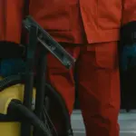 Υποχρεωτική είναι η χρήση της Ψηφιακής Κάρτας Εργασίας και για τους εργαζόμενους σε εξωτερικά συνεργεία καθαρισμού, καθώς το μέτρο καλύπτει πλέον το σύνολο του ιδιωτικού τομέα, επιβάλλοντας την καταγραφή της πραγματικής έναρξης και λήξης της απασχόλησης ακόμα και όταν αυτή παρέχεται εκτός των εγκαταστάσεων του εργοδότη.
