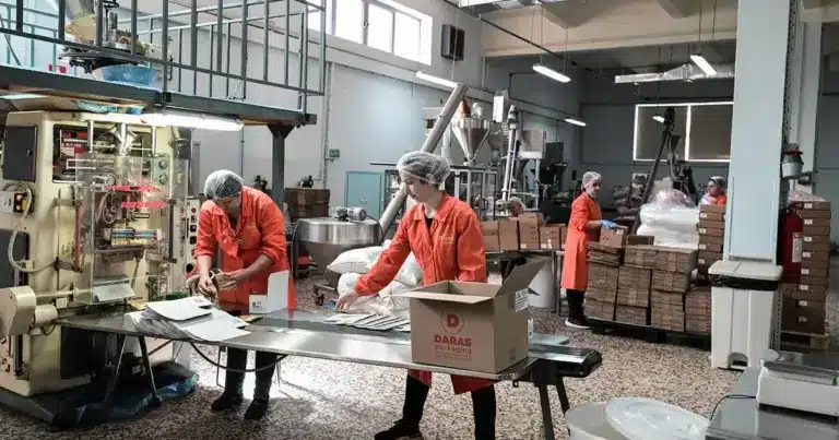Το Υπουργείο Εργασίας ξεκαθαρίζει το τοπίο για τη βιομηχανία, βάζοντας τέλος στις αυθαίρετες πρακτικές που άφηναν αυτά τα λεπτά εκτός αμοιβής και υπερωριακού ελέγχου.