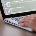 Άμεση επαγγελματική αποκατάσταση με αμειβόμενη πρακτική άσκηση προσφέρουν οι 5 νέες ψηφιακές ειδικότητες στις δημόσιες ΣΑΕΚ (πρώην ΙΕΚ) για το έτος κατάρτισης 2026-2027, καλύπτοντας τις αυξημένες ανάγκες της αγοράς εργασίας σε εξειδικευμένο προσωπικό τεχνολογίας.