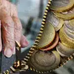 Αντί τα ποσά αυτά να φορολογούνται αυτοτελώς, το σύστημα τα καταχωρεί στο έτος που ανάγονται, με αποτέλεσμα πολλοί δικαιούχοι να αλλάζουν αναδρομικά φορολογικό κλιμάκιο. Αυτό οδηγεί σε αυτόματες παρακρατήσεις στην πηγή, οι οποίες εμφανίζονται απευθείας στο ενημερωτικό σημείωμα της σύνταξης.