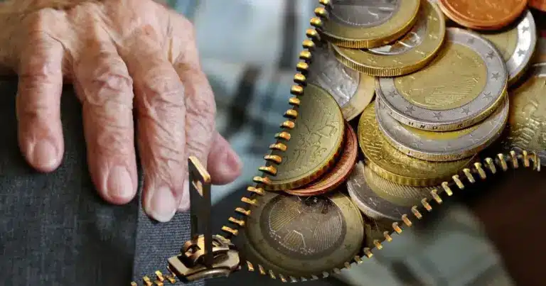 Αντί τα ποσά αυτά να φορολογούνται αυτοτελώς, το σύστημα τα καταχωρεί στο έτος που ανάγονται, με αποτέλεσμα πολλοί δικαιούχοι να αλλάζουν αναδρομικά φορολογικό κλιμάκιο. Αυτό οδηγεί σε αυτόματες παρακρατήσεις στην πηγή, οι οποίες εμφανίζονται απευθείας στο ενημερωτικό σημείωμα της σύνταξης.