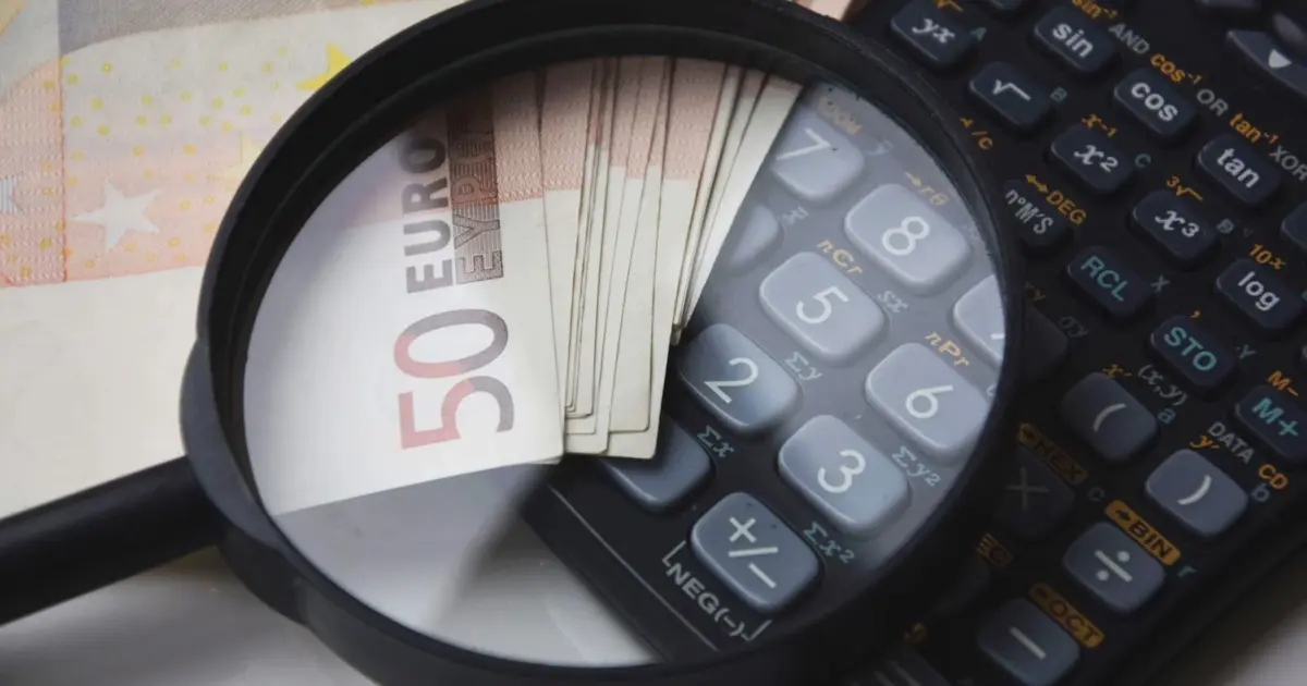 Οι πληρωμές για τις συντάξεις Αυγούστου ξεκινούν στα τέλη Ιουλίου στα ΑΤΜ, με τον υπολογισμό της προσωπικής διαφοράς και των κρατήσεων της ΕΑΣ να καθορίζει το τελικό καθαρό ποσό που θα δουν οι συνταξιούχοι στους λογαριασμούς τους.