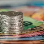 Οι κύριες και επικουρικές συντάξεις Αυγούστου 2026 καταβάλλονται σταδιακά από την Τρίτη 28 Ιουλίου έως την Πέμπτη 30 Ιουλίου, με τα χρήματα να είναι διαθέσιμα στα ΑΤΜ από το απόγευμα της προηγούμενης εργάσιμης ημέρας για κάθε κατηγορία συνταξιούχων.