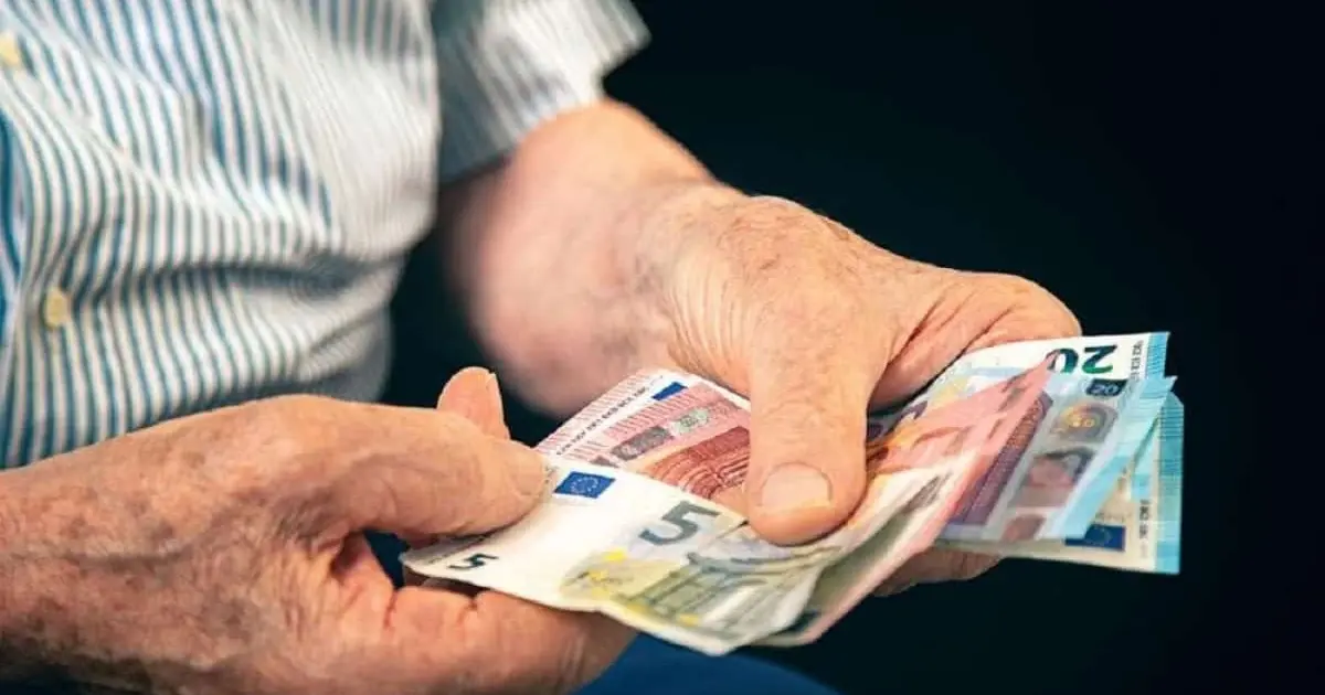 Η διαδικασία καταβολής από τον e-EFKA ακολουθεί τον καθιερωμένο διαχωρισμό ανάμεσα σε μισθωτούς και μη μισθωτούς, ενώ ταυτόχρονα αναρτώνται και τα αντίστοιχα ηλεκτρονικά ενημερωτικά σημειώματα στην ψηφιακή πύλη του φορέα.
