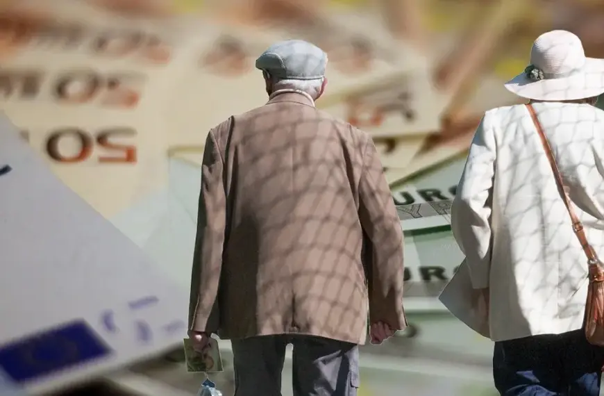 Η διαδικασία της πίστωσης θα ξεκινήσει παραδοσιακά νωρίτερα, με τα χρήματα να εμφανίζονται στα ΑΤΜ των τραπεζών από το απόγευμα της Παρασκευής 24 Ιουλίου 2026, λόγω της μεσολαβήσεως του Σαββατοκύριακου πριν από την επίσημη ημερομηνία πληρωμής.