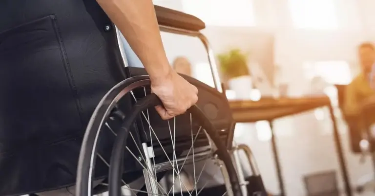 Το νέο πλαίσιο επηρεάζει άμεσα όσους συνταξιούχους αναπηρίας κάνουν χρήση του δικαιώματος για εργασία, καθώς τα εισοδήματα από το ελεύθερο επάγγελμα δεν φορολογούνται πλέον αυτοτελώς, αλλά προστίθενται στο ποσό της σύνταξης.