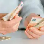 Το νέο σύστημα, το οποίο συνδέει απευθείας τα τερματικά POS και τα ψηφιακά βιβλία MyDATA των τουριστικών καταλυμάτων ή επιχειρήσεων με το λογιστήριο του e-ΕΦΚΑ, καταργεί την αναδρομική εκκαθάριση στο τέλος του έτους, προσαρμόζοντας το ποσό της μηνιαίας σύνταξης ανάλογα με τον τζίρο του προηγούμενου μήνα.