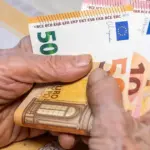 Το σύστημα «Ατλας» αναβαθμίζεται και επικοινωνεί σε πραγματικό χρόνο με τις βάσεις δεδομένων του Δημοσίου, επιτρέποντας την έκδοση της οριστικής απόφασης συνταξιοδότησης και τον υπολογισμό του ποσού αμέσως μετά την ηλεκτρονική υποβολή της αίτησης.