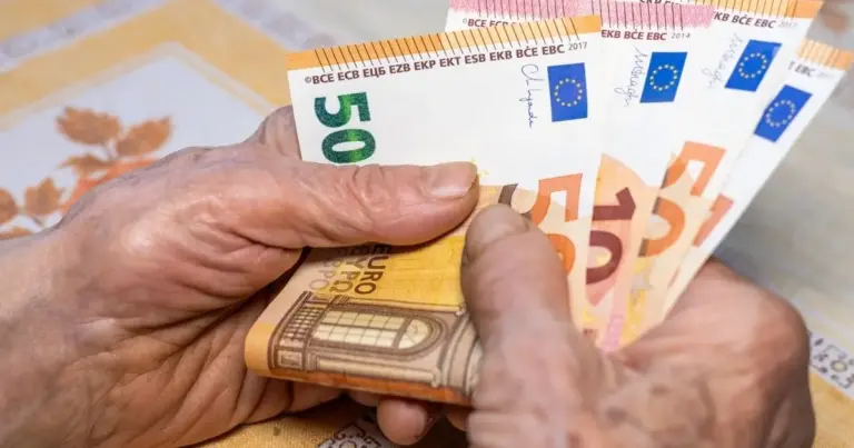 Το σύστημα «Ατλας» αναβαθμίζεται και επικοινωνεί σε πραγματικό χρόνο με τις βάσεις δεδομένων του Δημοσίου, επιτρέποντας την έκδοση της οριστικής απόφασης συνταξιοδότησης και τον υπολογισμό του ποσού αμέσως μετά την ηλεκτρονική υποβολή της αίτησης.