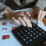 Ο ακριβής υπολογισμός των καθαρών ποσών για τις συντάξεις Αυγούστου 2026 μπορεί να γίνει από τους ίδιους τους συνταξιούχους πριν δουν τα χρήματα στους λογαριασμούς τους, αρκεί να απομονώσουν την προσωπική διαφορά, τις κρατήσεις υγείας και την Εισφορά Αλληλεγγύης Συνταξιούχων (ΕΑΣ). Καθώς οι πληρωμές από τον e-ΕΦΚΑ για τον επόμενο μήνα είναι προγραμματισμένες να ξεκινήσουν στα τέλη Ιουλίου, το κλειδί για να μην βρεθείτε προ εκπλήξεως είναι η ανάγνωση του μηνιαίου ενημερωτικού σημειώματος.
