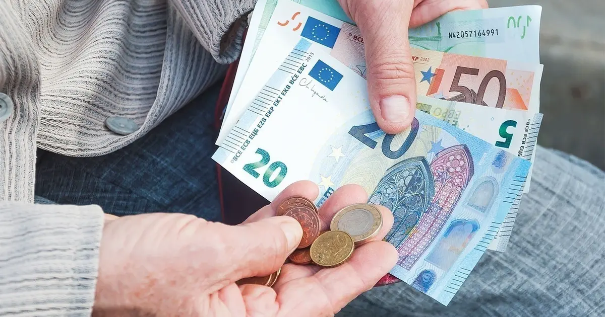 Η παρακράτηση της ΕΑΣ υπολογίζεται κλιμακωτά επί του αρχικού μεικτού ποσού της κύριας σύνταξης. Με τη μηχανική τιμαριθμοποίηση των κλιμακίων (αύξηση των ορίων κατά το ποσοστό αύξησης των συντάξεων), προστατεύονται οι συνταξιούχοι από το να αλλάξουν βίαια κλιμάκιο και να χάσουν την αύξησή τους.
