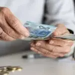 Οι συντάξεις Αυγούστου καταβάλλονται στους δικαιούχους με παρακρατήσεις της Εισφοράς Αλληλεγγύης Συνταξιούχων (ΕΑΣ) που εφαρμόζονται στο συνολικό μεικτό ποσό για όσους εισπράττουν κύρια σύνταξη άνω των 1.400 ευρώ.