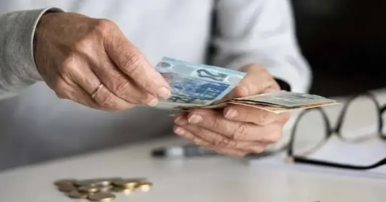 Οι συντάξεις Αυγούστου καταβάλλονται στους δικαιούχους με παρακρατήσεις της Εισφοράς Αλληλεγγύης Συνταξιούχων (ΕΑΣ) που εφαρμόζονται στο συνολικό μεικτό ποσό για όσους εισπράττουν κύρια σύνταξη άνω των 1.400 ευρώ.