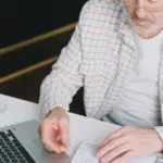 Όσοι ασφαλισμένοι συμπληρώνουν τις προϋποθέσεις και θεμελιώνουν συνταξιοδοτικό δικαίωμα εντός του 2026, δεν επιβαρύνονται με νέα προσωπική διαφορά, καθώς ο υπολογισμός της σύνταξής τους γίνεται εξ ολοκλήρου με το σύστημα του ν. 4387/2016 (νόμος Κατρούγκαλου), ενώ για όσους διατηρούν ήδη παλαιό υπόλοιπο, εφαρμόζεται ο νέος μηχανισμός σταδιακής κατάργησης του συμψηφισμού που αποδίδει τουλάχιστον το 50% της ετήσιας αύξησης στην τσέπη.