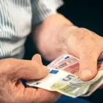 Όσο περισσότερα είναι τα έτη αφοσίωσης στον ασφαλιστικό βίο πάνω από την 35ετία —και ειδικά μέχρι τη 40ετία— τόσο μεγαλύτερη είναι η αύξηση στο καθαρό ποσό της σύνταξης, με αποτέλεσμα η προσωπική διαφορά να «συμψηφίζεται» ταχύτερα ή να μηδενίζεται πλήρως, οδηγώντας σε πραγματική αύξηση στην τσέπη.