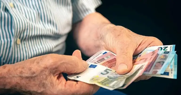 Όσο περισσότερα είναι τα έτη αφοσίωσης στον ασφαλιστικό βίο πάνω από την 35ετία —και ειδικά μέχρι τη 40ετία— τόσο μεγαλύτερη είναι η αύξηση στο καθαρό ποσό της σύνταξης, με αποτέλεσμα η προσωπική διαφορά να «συμψηφίζεται» ταχύτερα ή να μηδενίζεται πλήρως, οδηγώντας σε πραγματική αύξηση στην τσέπη.