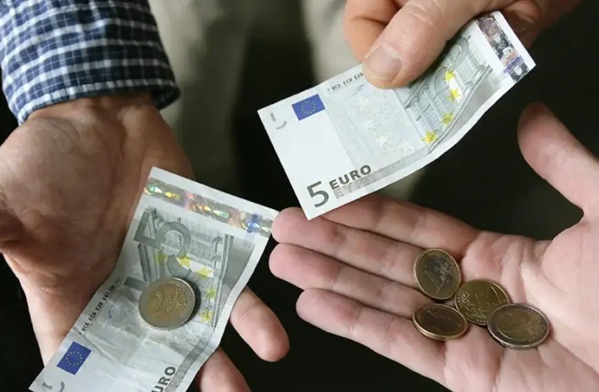 Ο ΦΜΥ (Φόρος Μισθωτών Υπηρεσιών) είναι ουσιαστικά η προκαταβολή του φόρου εισοδήματος που οφείλει ένας μισθωτός εργαζόμενος ή συνταξιούχος στο κράτος.