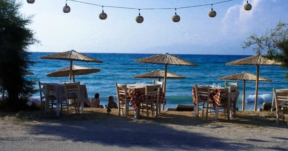 Οι δικαιούχοι μπορούν να χρησιμοποιήσουν την άυλη κάρτα για την ατομική τους διαμονή σε οποιοδήποτε ξενοδοχείο ή τουριστικό κατάλυμα της Ελλάδας που διαθέτει τερματικό POS ή ηλεκτρονικό κατάστημα πληρωμών.