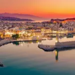 Η φετινή τουριστική σεζόν στην Κρήτη εξελίσσεται με υψηλές πληρότητες, όμως το μόνιμο αγκάθι των προηγούμενων ετών —η έλλειψη προσωπικού— παραμένει έντονο.