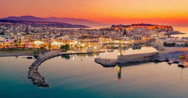 Η φετινή τουριστική σεζόν στην Κρήτη εξελίσσεται με υψηλές πληρότητες, όμως το μόνιμο αγκάθι των προηγούμενων ετών —η έλλειψη προσωπικού— παραμένει έντονο.
