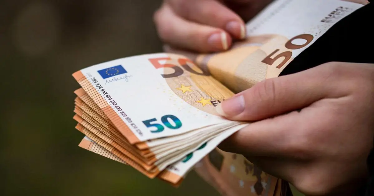 Η αλλαγή παρόχου κατάρτισης μετά την οριστική ενεργοποίηση της επιταγής σας (voucher) στο σύστημα της ΔΥΠΑ συνεπάγεται την άμεση ακύρωση της συμμετοχής σας στο πρόγραμμα και, κατά συνέπεια, την οριστική απώλεια του εκπαιδευτικού επιδόματος των 400 ευρώ. Πολλοί δικαιούχοι θεωρούν λανθασμένα ότι η επιλογή Κέντρου Διά Βίου Μάθησης (ΚΔΒΜ) μπορεί να τροποποιηθεί ανά πάσα στιγμή, όμως οι αυστηροί κανόνες του Ταμείου Ανάκαμψης δεν αφήνουν περιθώρια ελιγμών μετά το «κλείδωμα» της θέσης.