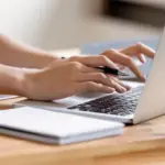Η αυστηρή τήρηση του ορίου απουσιών στα σεμινάρια της ΔΥΠΑ αποτελεί την κρυφή «παγίδα» που στερεί το voucher των 400 ευρώ από χιλιάδες δικαιούχους, υποχρεώνοντάς τους μάλιστα να επιστρέψουν ακόμα και τα χρήματα που έχουν ήδη εισπράξει. Πολλοί ωφελούμενοι θεωρούν λανθασμένα ότι η συμμετοχή στα προγράμματα κατάρτισης είναι ελαστική, όμως ο κανονισμός είναι ξεκάθαρος: η υπέρβαση του ορίου οδηγεί αυτόματα σε αποβολή και αναζήτηση αχρεωστήτως καταβληθέντων ποσών.