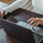 Η υπέρβαση του αυστηρού ορίου απουσιών κατά τη διάρκεια της online παρακολούθησης (σύγχρονης τηλεκατάρτισης) στα προγράμματα voucher οδηγεί στην αυτόματη ακύρωση της πληρωμής ολόκληρου του εκπαιδευτικού επιδόματος και στον αποκλεισμό του ωφελούμενου από το σύστημα. Χιλιάδες άνεργοι και εργαζόμενοι που συμμετέχουν στα τρέχοντα προγράμματα κατάρτισης κινδυνεύουν να χάσουν την αποζημίωση των 5 ευρώ ανά ώρα (συνολικά έως και 400 ή 1.000 ευρώ, ανάλογα με το πρόγραμμα), καθώς οι ψηφιακές πλατφόρμες καταγράφουν πλέον με ακρίβεια δευτερολέπτου την ενεργή παρουσία τους, καθιστώντας τις δικαιολογίες για τεχνικά προβλήματα μη αποδεκτές αν δεν δηλωθούν εγκαίρως.