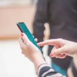 Μια αυτόματη δικλείδα ασφαλείας κατά της ψηφιακής απάτης στα συστήματα Apple Wallet και Google Wallet είναι ο λόγος που χιλιάδες νέοι δικαιούχοι βλέπουν το Youth Pass να απορρίπτεται ή να «κλειδώνει», στην περίπτωση που μετέφεραν την ψηφιακή κάρτα σε νέα συσκευή τηλεφώνου εντός του τελευταίου εξαμήνου. Το πρόβλημα οφείλεται στα αυστηρά τραπεζικά πρωτόκολλα tokenization (ψηφιακής κρυπτογράφησης), τα οποία αντιλαμβάνονται την αλλαγή συσκευής (Device ID) ως πιθανή προσπάθεια υποκλοπής της επιδότησης, μπλοκάροντας αυτόματα τη χρήση της κάρτας στα ανέπαφα τερματικά (NFC).