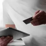 Η εξαργύρωση των 150 ευρώ του Youth Pass σε επίσημες πλατφόρμες πολιτιστικών εκδηλώσεων μπορεί να γίνει πλέον χωρίς καμία απολύτως κρυφή προμήθεια ή «καπέλο» τρίτων, αρκεί οι δικαιούχοι να επιλέγουν την απευθείας πύλη πληρωμής των διοργανωτών και όχι ενδιάμεσα κανάλια μεταπώλησης. Η διαδικασία, που αφορά χιλιάδες νέους 18 και 19 ετών κατά την τρέχουσα περίοδο του 2026, κρύβει μικρές παγίδες, καθώς ορισμένες ιστοσελίδες κρατήσεων ενσωματώνουν έξοδα διαχείρισης που μειώνουν το τελικό διαθέσιμο ποσό της ψηφιακής κάρτας.