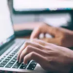 Αν το ψηφιακό σας πορτοφόλι εμφανίζει σφάλμα «μη συμβατής συσκευής» κατά την προσπάθεια ενεργοποίησης του Youth Pass, η λύση δεν είναι να χάσετε την ενίσχυση των 150 ευρώ, αλλά να επιλέξετε την έκδοση άυλης ψηφιακής κάρτας μέσω συγκεκριμένων τραπεζικών ιδρυμάτων που επιτρέπουν τη χρήση της χωρίς την ανάγκη NFC ή Google/Apple Wallet, ή εναλλακτικά να χρησιμοποιήσετε τη συσκευή ενός στενού συγγενή σας μόνο για τη διαδικασία της αίτησης.