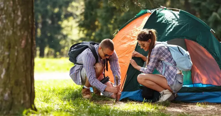 Η διαδικασία χρήσης είναι απλή, καθώς η κάρτα λειτουργεί μέσω της τεχνολογίας ανέπαφων συναλλαγών (NFC) σε smartphone ή για online αγορές. Το Υπουργείο Ψηφιακής Διακυβέρνησης έχει ορίσει συγκεκριμένους κωδικούς κατηγορίας εμπόρου (MCC).