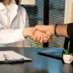 Η καθιέρωση της υποχρεωτικής αναγραφής του μισθού στις αγγελίες εργασίας, που θεσπίστηκε με στόχο τη διαφάνεια στην ελληνική αγορά, έχει οδηγήσει πολλές εταιρείες στην εφεύρεση νέων τεχνασμάτων, με κυριότερο τη «φουσκωμένη» χρήση του όρου bonus παραγωγικότητας για να αποκρύψουν τις εξαιρετικά χαμηλές βασικές αποδοχές.