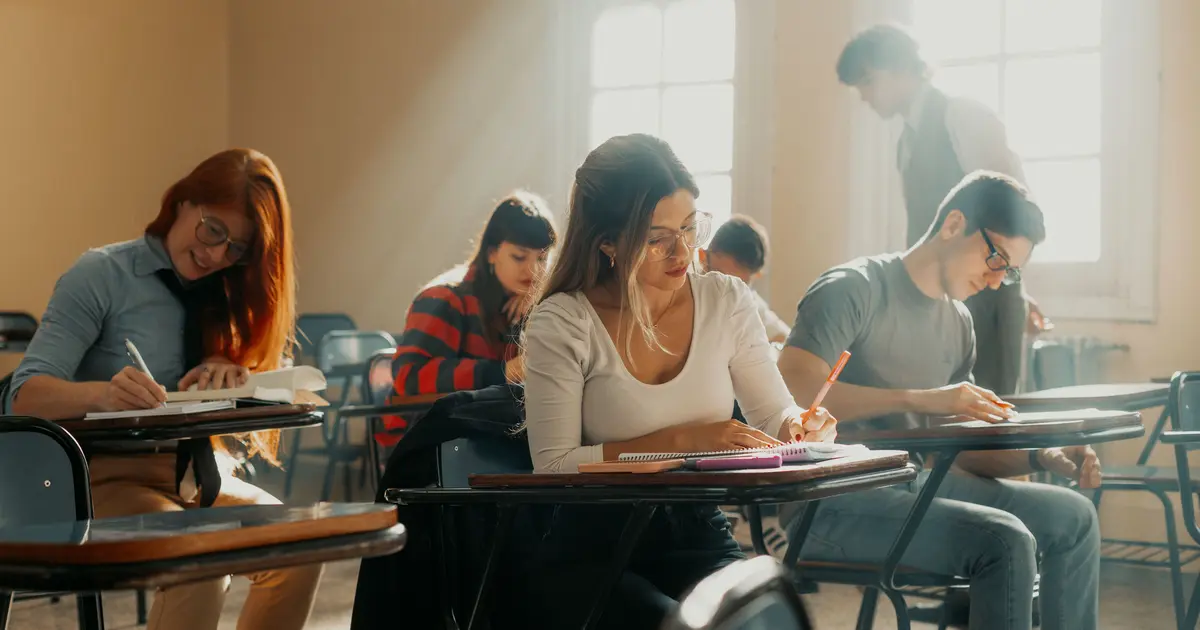 Η νέα έκτακτη εγκύκλιος του Υπουργείου Παιδείας ανατρέπει πλήρως τους κανόνες για τις μετεγγραφές φοιτητών, επηρεάζοντας άμεσα τη συμπλήρωση στο Μηχανογραφικό 2026 που βρίσκεται σε πλήρη εξέλιξη. Η απόφαση που εκδόθηκε φέρνει αυστηρότερα εισοδηματικά κριτήρια, αλλάζει τον τρόπο μοριοδότησης για τις τρίτεκνες και πολύτεκνες οικογένειες, ενώ θέτει για πρώτη φορά ένα νέο κόφτη μορίων βάσης εισαγωγής ανάμεσα στα τμήματα υποδοχής και στα τμήματα προέλευσης.