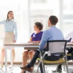 Με τις νέες οδηγίες, μπαίνει τέλος στις πολύμηνες καθυστερήσεις των υπηρεσιακών συμβουλίων. Πλέον, καθιερώνεται μια αυτοματοποιημένη διαδικασία σύνδεσης των τίτλων του εξωτερικού με τα ελληνικά μισθολογικά κλιμάκια, υπό την προϋπόθεση ότι η αναγνώριση ακαδημαϊκής ισοτιμίας από τον ΔΟΑΤΑΠ εκδίδεται μέσω του νέου ψηφιακού συστήματος.