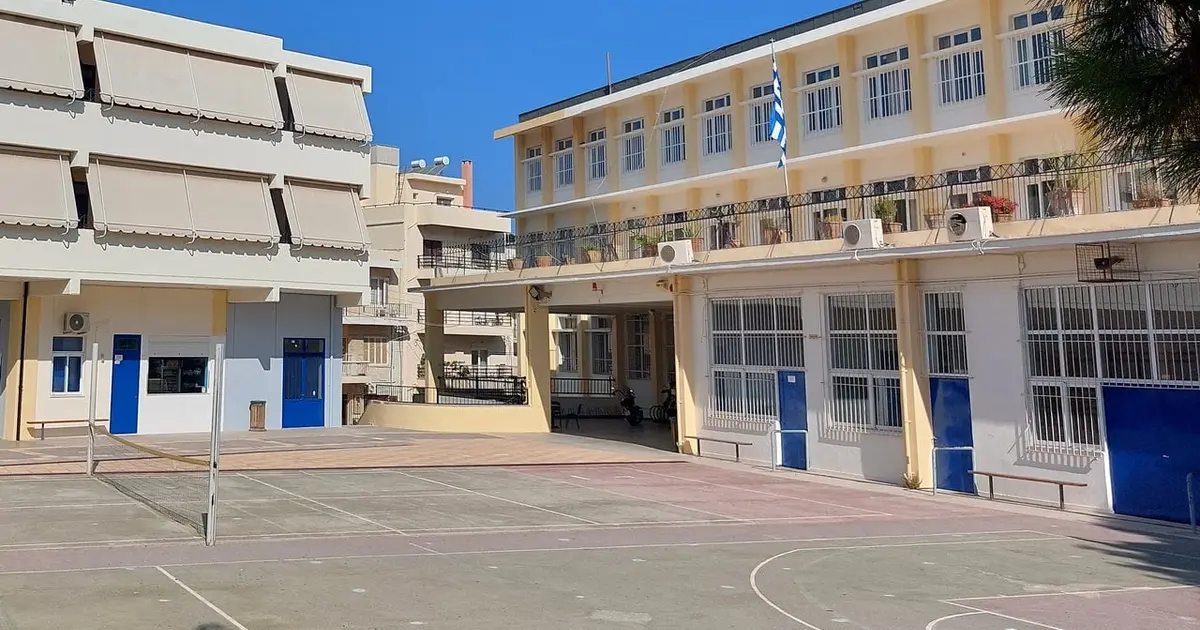 Η νέα αυτή ψηφιακή διαδικασία βάζει τέλος στις καθυστερήσεις και τις υποκειμενικές εκτιμήσεις, καθώς υποχρεώνει τους διευθυντές των σχολικών μονάδων να «κλειδώσουν» τα πραγματικά κενά σε πραγματικό χρόνο.