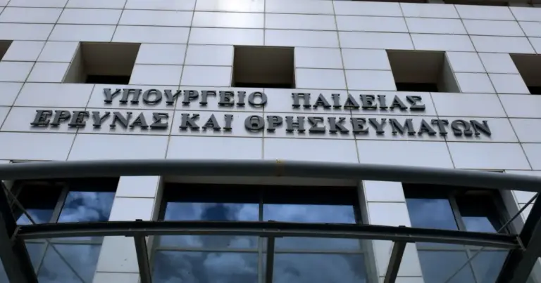 Η Ελάχιστη Βάση Εισαγωγής (ΕΒΕ) συνεχίζει να λειτουργεί ως «κόφτης» για χιλιάδες υποψηφίους, οδηγώντας σε κατακόρυφη πτώση των βάσεων στις περιφερειακές σχολές και αφήνοντας εκατοντάδες κενές θέσεις σε τμήματα της επαρχίας. Το φαινόμενο αυτό, που επαναλαμβάνεται και στις φετινές Πανελλαδικές Εξετάσεις, αναδιαμορφώνει τον ακαδημαϊκό χάρτη της χώρας, καθώς η τεχνητή άνοδος του ορίου εισαγωγής αποκλείει μαθητές από σχολές που υπό άλλες συνθήκες θα είχαν εξασφαλίσει μια θέση.
