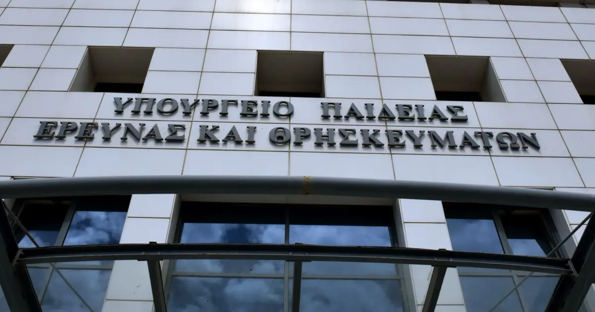Η Ελάχιστη Βάση Εισαγωγής (ΕΒΕ) συνεχίζει να λειτουργεί ως «κόφτης» για χιλιάδες υποψηφίους, οδηγώντας σε κατακόρυφη πτώση των βάσεων στις περιφερειακές σχολές και αφήνοντας εκατοντάδες κενές θέσεις σε τμήματα της επαρχίας. Το φαινόμενο αυτό, που επαναλαμβάνεται και στις φετινές Πανελλαδικές Εξετάσεις, αναδιαμορφώνει τον ακαδημαϊκό χάρτη της χώρας, καθώς η τεχνητή άνοδος του ορίου εισαγωγής αποκλείει μαθητές από σχολές που υπό άλλες συνθήκες θα είχαν εξασφαλίσει μια θέση.