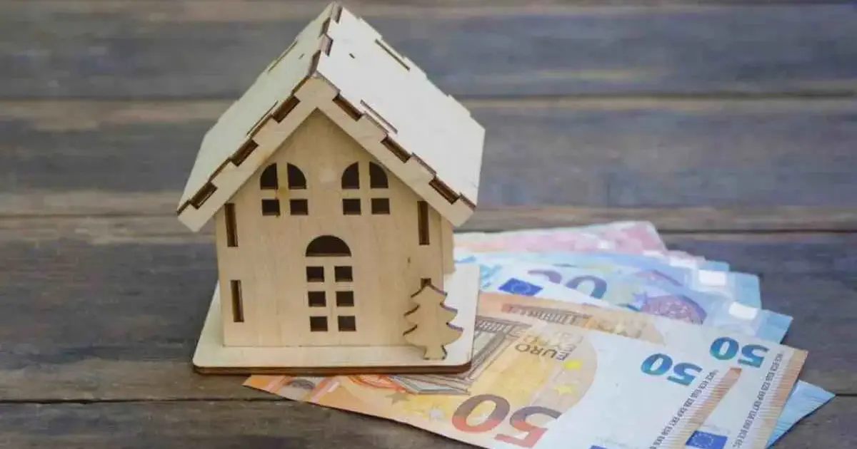 Η Ανεξάρτητη Αρχή Δημοσίων Εσόδων (ΑΑΔΕ) θέτει σε λειτουργία έναν νέο μηχανισμό αυτόματων διασταυρώσεων για τα εισοδήματα από ενοίκια, διασταυρώνοντας απευθείας τις δηλώσεις φορολογίας εισοδήματος (Ε1 και Ε2) με τις πιστώσεις στους τραπεζικούς λογαριασμούς των ιδιοκτητών ακινήτων.