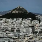 Στενεύει ο κλοιός της Ανεξάρτητης Αρχής Δημοσίων Εσόδων (ΑΑΔΕ) για τους ιδιοκτήτες ακινήτων που δεν δηλώνουν τα εισοδήματά τους από βραχυχρόνιες μισθώσεις, καθώς ενεργοποιούνται νέοι διασταυρωτικοί έλεγχοι με τη χρήση εξελιγμένων ψηφιακών εργαλείων και αλγορίθμων.